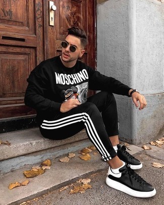Comment porter un pantalon de jogging à rayures verticales noir et blanc pour un style decontractés