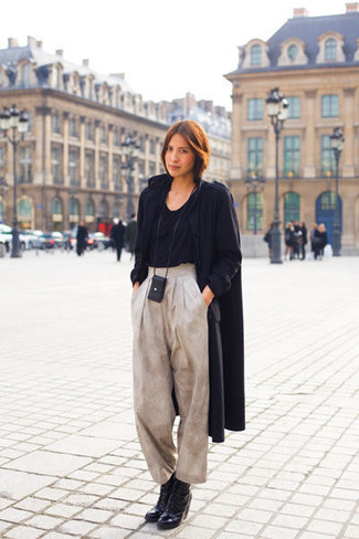 Un pantalon large à porter avec des bottines noires