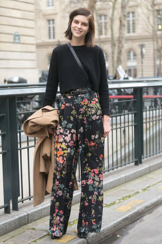 Un pantalon large à porter avec des bottines noires