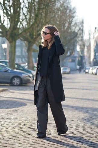 Un pantalon large à porter avec des bottines noires