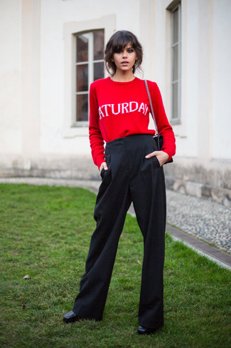 Un pantalon large à porter avec des bottines noires