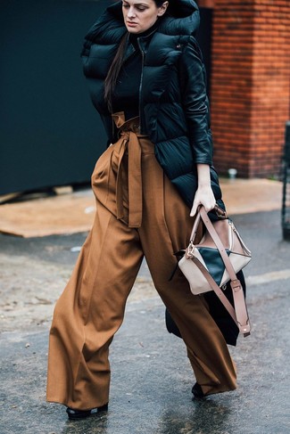 Un pantalon large à porter avec des bottines noires en automne