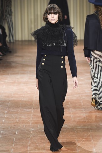 Un pantalon large à porter avec des bottines noires en automne