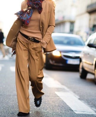 Un pantalon large à porter avec des bottines noires
