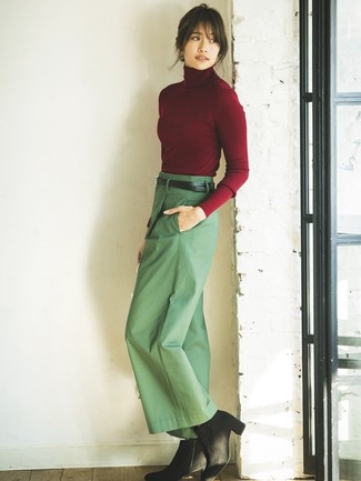Un pantalon large à porter avec des bottines noires