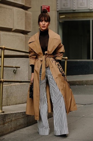 Un pantalon large à porter avec des bottines noires