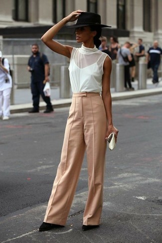 Un pantalon large à porter avec des bottines noires