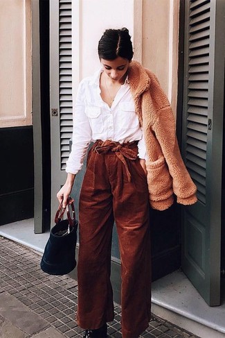 Un pantalon large à porter avec des bottines noires