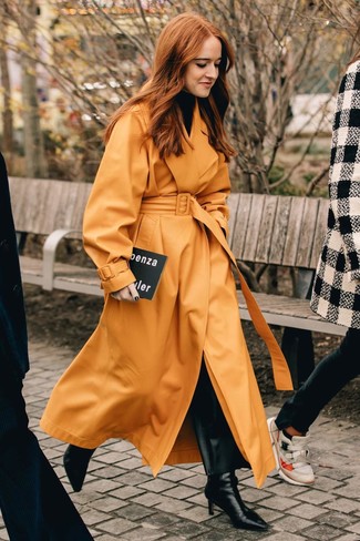 Un pantalon large à porter avec des bottines noires en automne