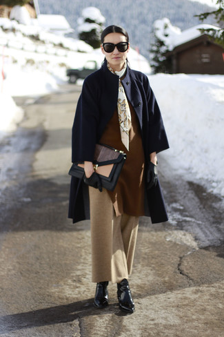 Un pantalon large à porter avec des bottines noires