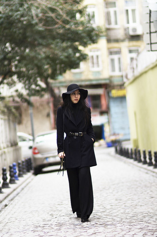 Un pantalon large à porter avec des bottines noires