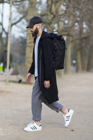 Comment porter un sac à dos noir quand il fait froid