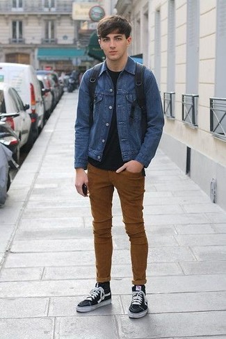 Comment porter un sac à dos noir