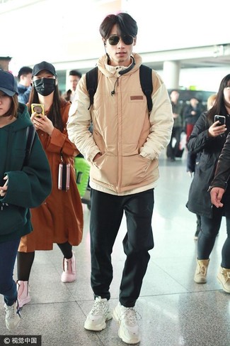 Comment porter un sac à dos noir quand il fait froid