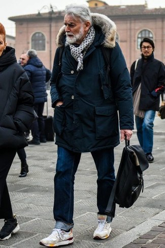 Comment porter un sac à dos noir quand il fait froid