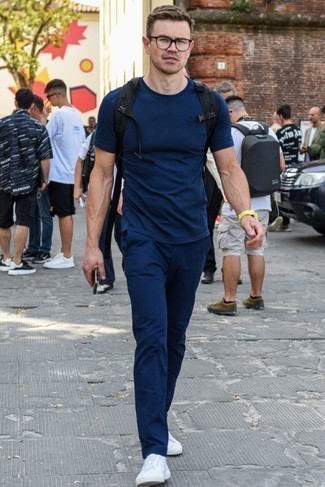 Comment porter un sac à dos noir quand il fait très chaud