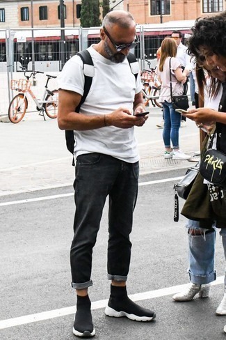 Comment porter un sac à dos noir quand il fait très chaud