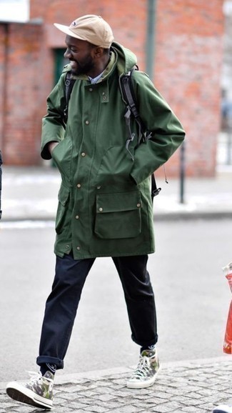 Comment porter un sac à dos noir quand il fait froid