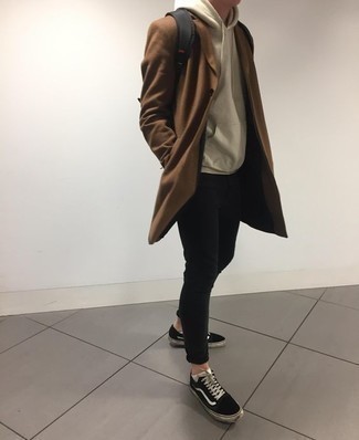 Comment porter un sac à dos noir quand il fait froid