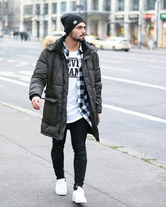 Comment porter un bonnet noir à 20 ans
