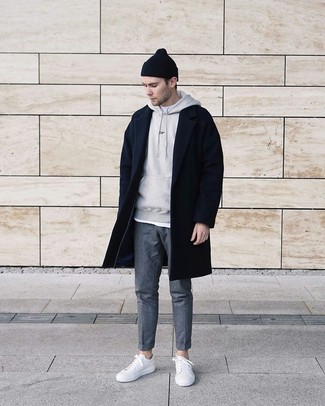 Comment porter un bonnet noir à 20 ans