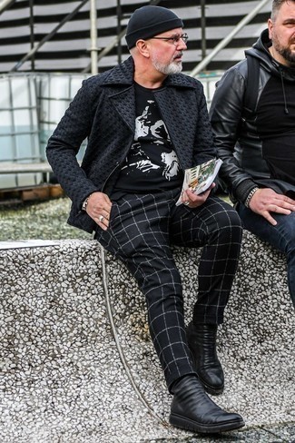 Comment porter un bonnet noir après 50 ans