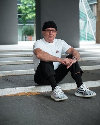 Comment porter un bonnet noir après 60 ans