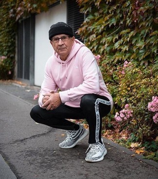 Comment porter un bonnet noir après 60 ans