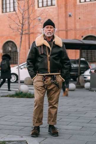 Comment porter un bonnet noir après 50 ans
