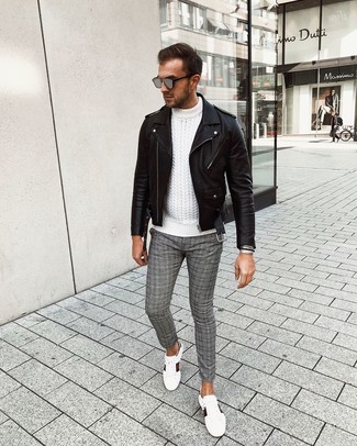 Un pull torsadé à porter avec une veste motard noire