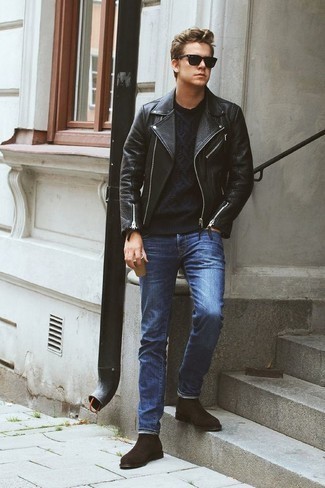 Un pull torsadé à porter avec une veste motard noire