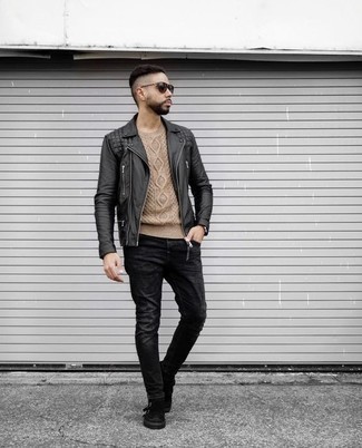 Un pull torsadé à porter avec une veste motard noire
