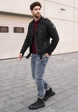 Un pull torsadé à porter avec une veste motard noire
