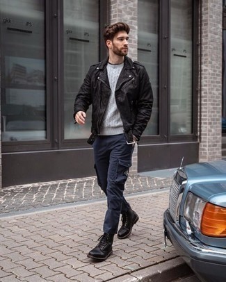 Un pull torsadé à porter avec une veste motard noire