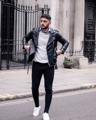Un pull torsadé à porter avec une veste motard noire
