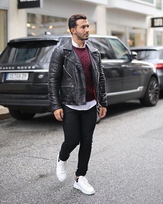 Un pull torsadé à porter avec une veste motard noire