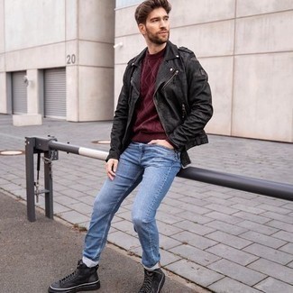 Un pull torsadé à porter avec une veste motard noire