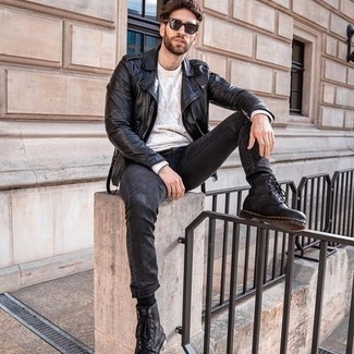 Un pull torsadé à porter avec une veste motard noire