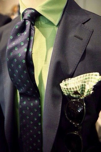 Comment porter un blazer noir avec une chemise verte pour un style elégantes