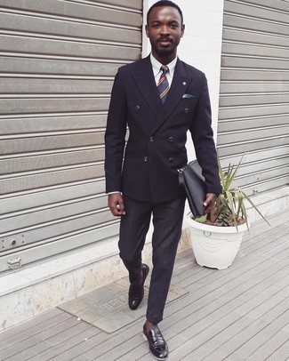 Comment porter un blazer noir avec une chemise verte pour un style elégantes