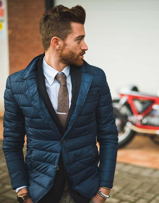 Comment porter un blazer noir quand il fait chaud