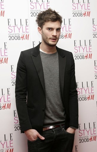 Comment porter un blazer noir quand il fait chaud