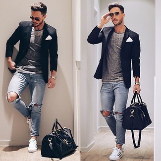 Comment porter un blazer noir quand il fait chaud
