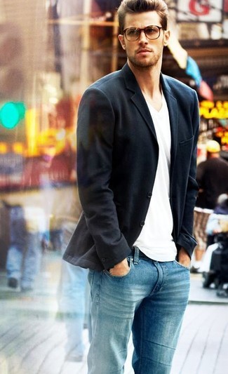Comment porter un blazer noir quand il fait chaud