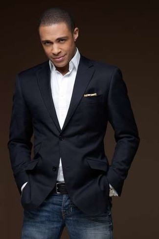 Comment porter un blazer noir quand il fait chaud