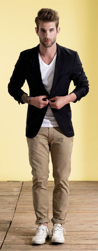 Comment porter un blazer noir quand il fait chaud