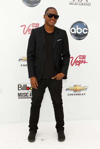 Comment porter un blazer noir quand il fait chaud