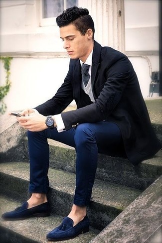 Comment porter un blazer noir quand il fait chaud