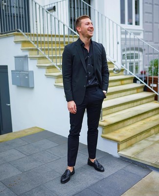 Comment porter un blazer noir quand il fait chaud