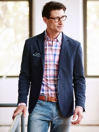 Comment porter un blazer noir quand il fait chaud